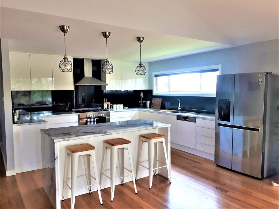 Spacious fully equipped kitchen with dishwasher, large oven & fridge/freezer