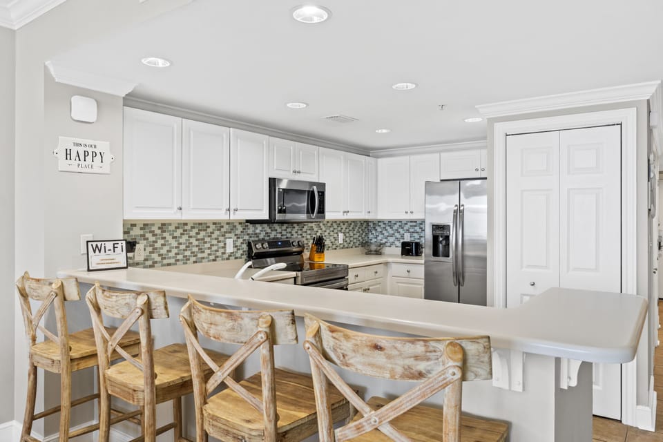 Kitchen with Breakfast Bar
