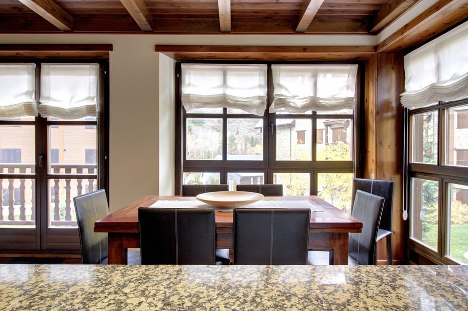 Molieres by Totiaran is a beautiful apartment with 3 bedrooms, 2 bedrooms, living room and kitchen at the foot of the slopes