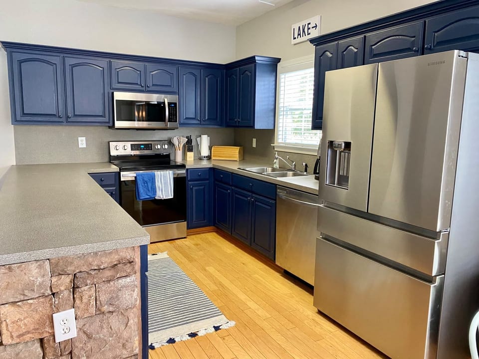 Updated kitchen w/new stainless steel appliances