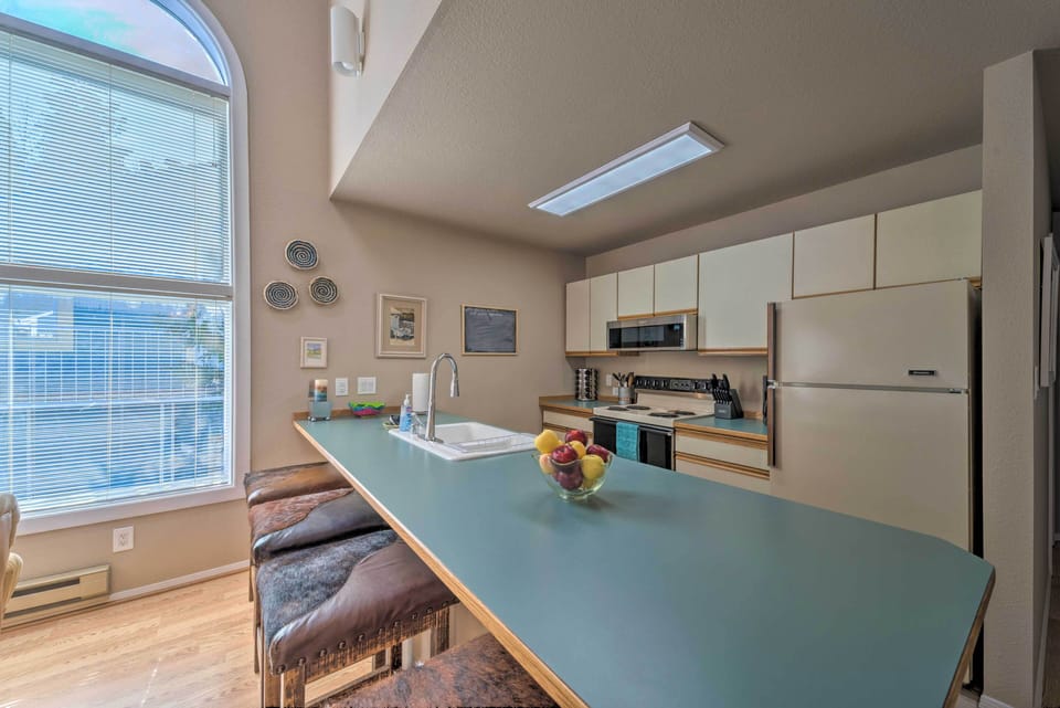 Fully Equipped Kitchen | Dishware & Flatware