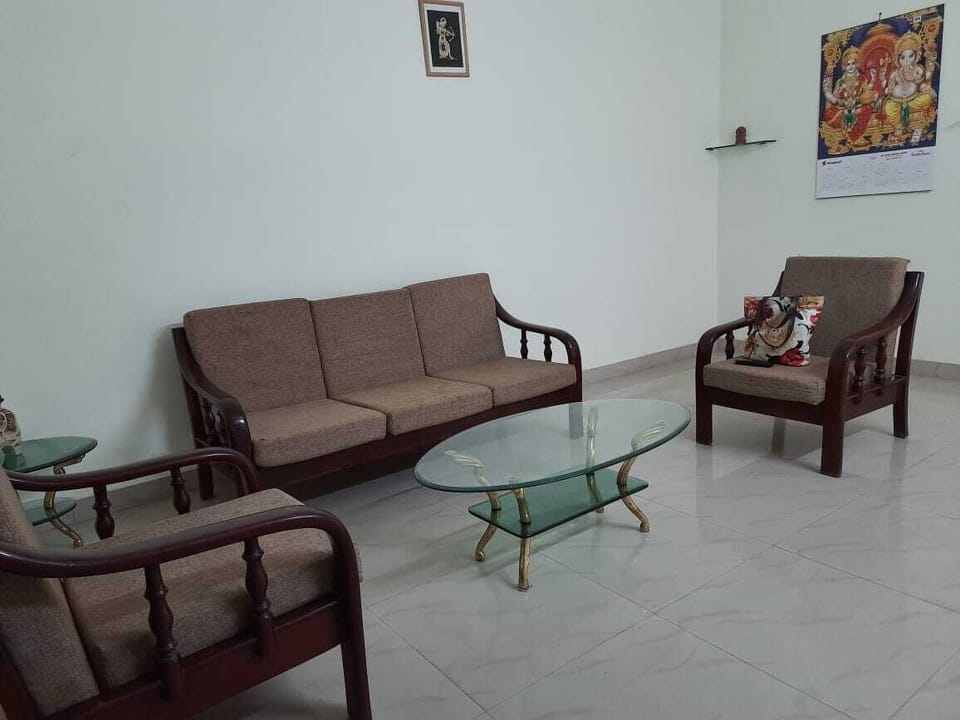drawing room with 3+1+1 seater 