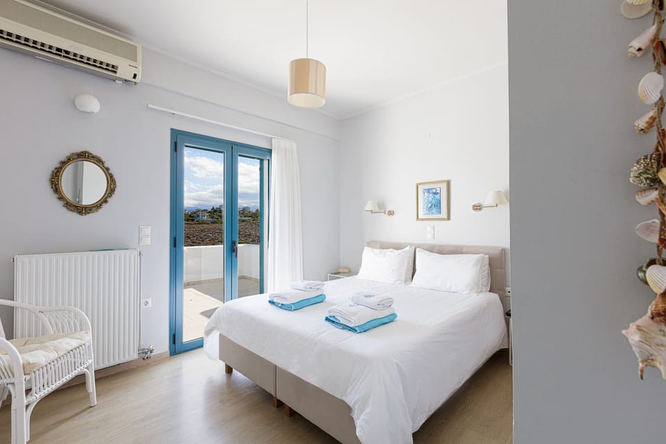 Two single beds (0,90 X 2,00) that can be joined to form a Queen size bed.