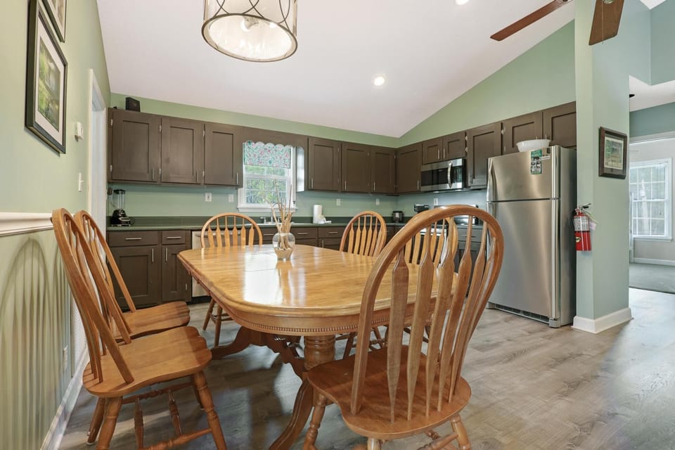 Dining Area - The spacious dining area features a table with seating for 6, and is a great space for enjoying meals together.