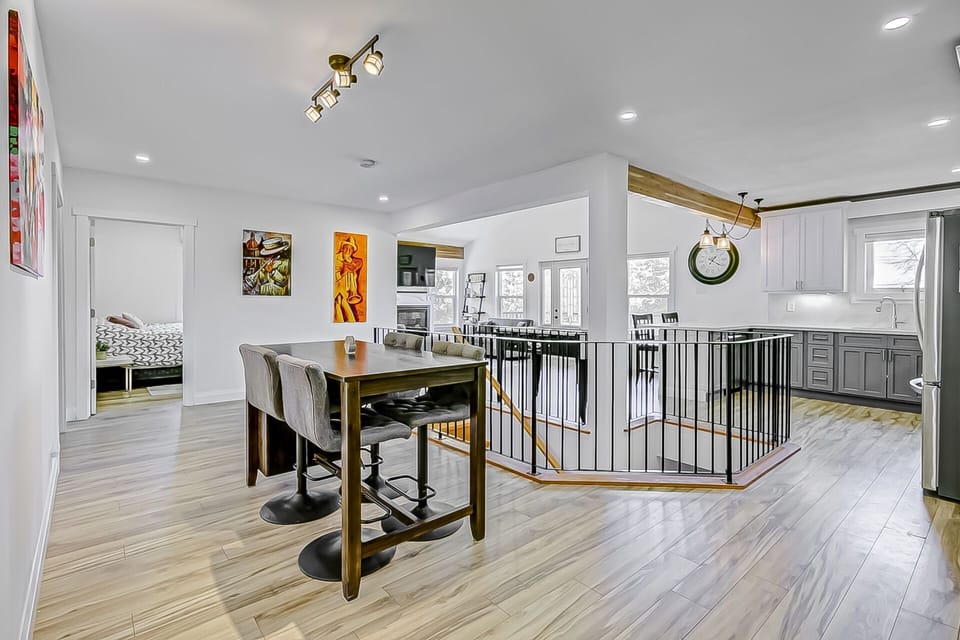 (upstairs) dining area