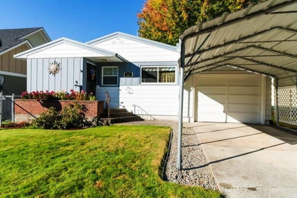 Covered driveway and 1 car garage in addition to street parking.