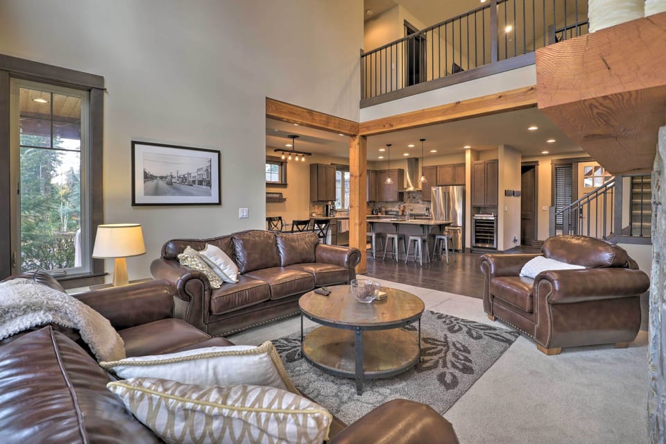 Living Room | Central Air Conditioning | Central Heating | Free WiFi