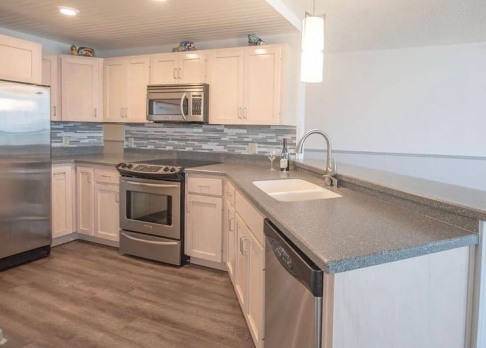 Fully equipped kitchen with breakfast bar.