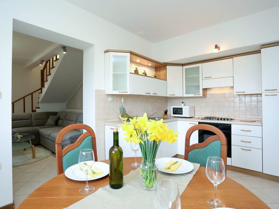 Room, Green, Interior Design, Property, Furniture, Yellow, Dining Room, Building, Kitchen, Table
