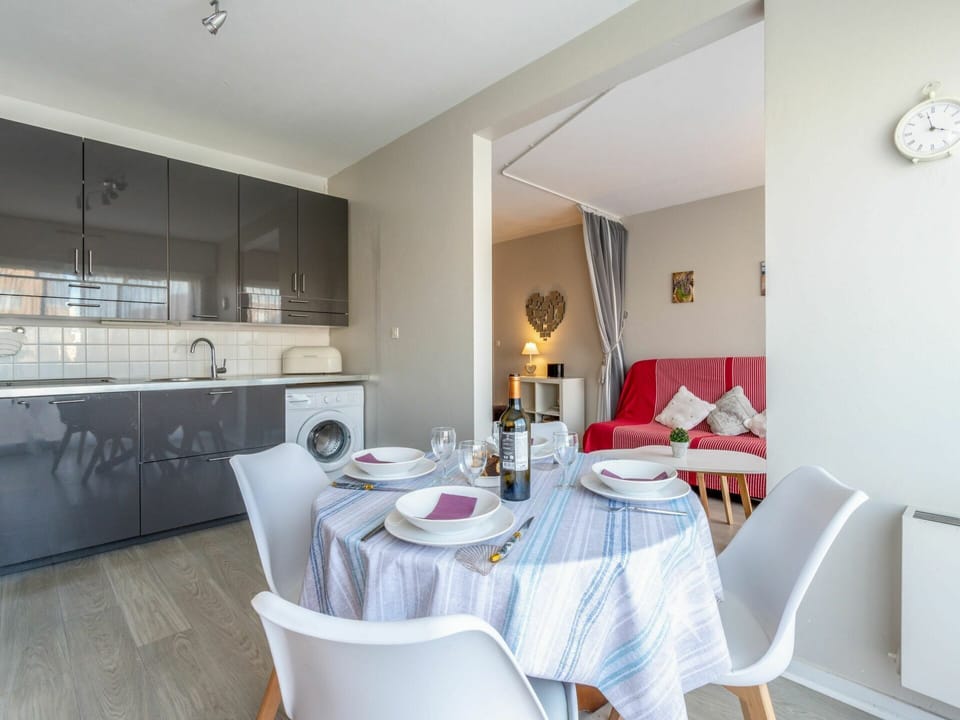 Furniture, Table, Property, Chair, Tableware, Lighting, Interior Design, Clock, Flooring, Living Room