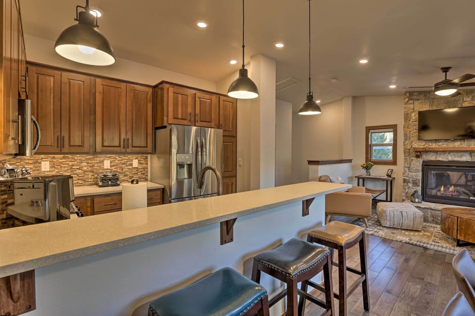 Fully Equipped Kitchen | Dishware/Flatware