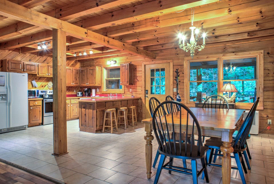Fully Equipped Kitchen, Dining Area and Deck Access