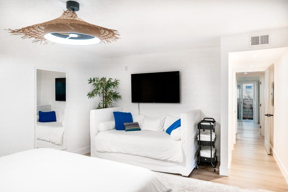 Master bedroom King Bed, Twin Daybed