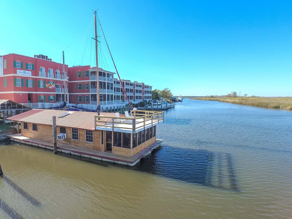 A Fishermans Retreat Floating Houseboat
 