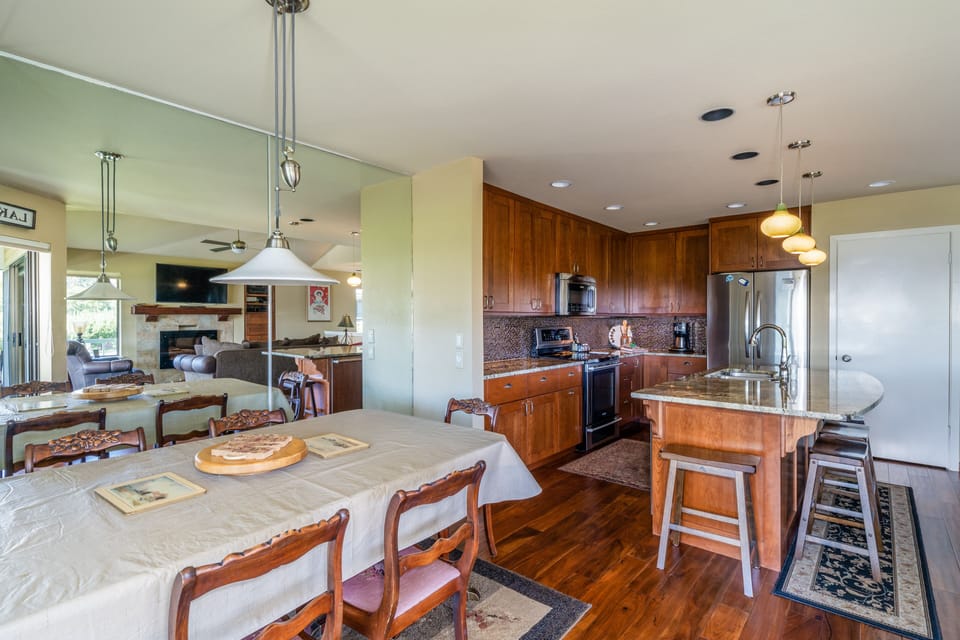Lake View Dining with seating for 6 and kitchen bar seating for 4.
