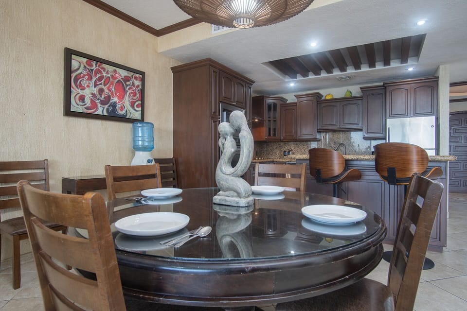 There dining table