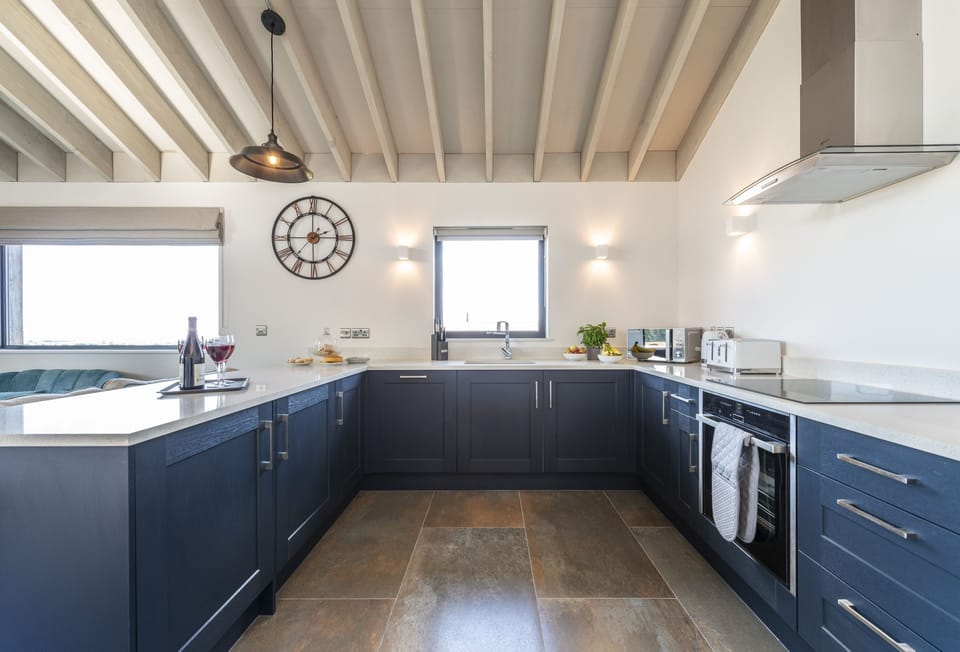 Fern, Ansty: The spacious modern kitchen