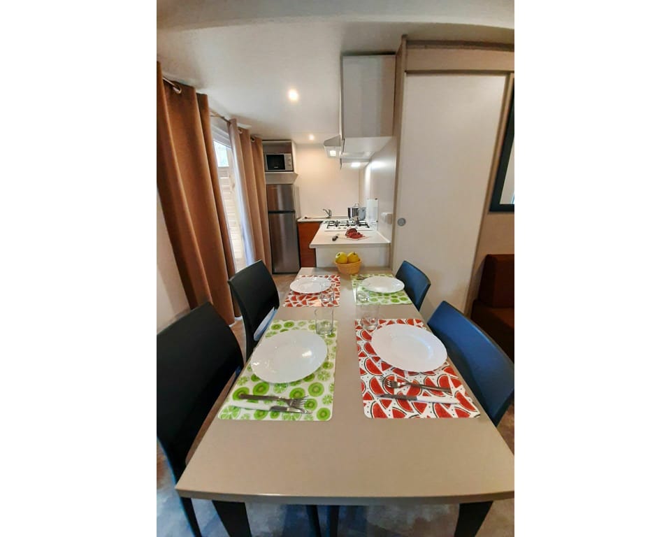 Table, Furniture, Property, Tableware, Textile, Tablecloth, Chair, Kitchen & Dining Room Table, Interior Design, Floor