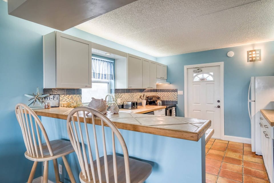 The breakfast bar provides additional seating for meal times.