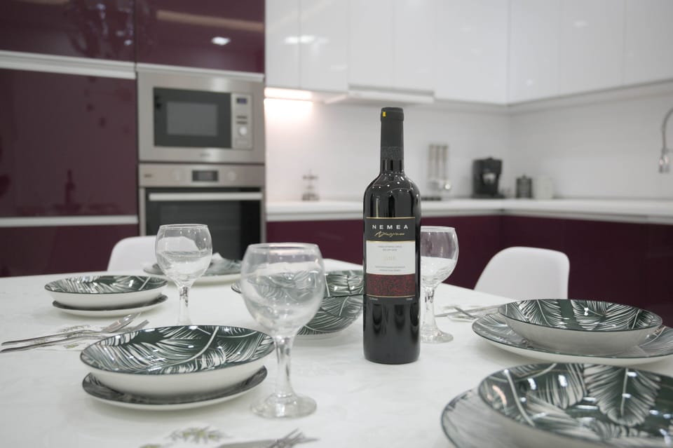 Modern kitchen & elegant dining to elevate your dinning experience.
