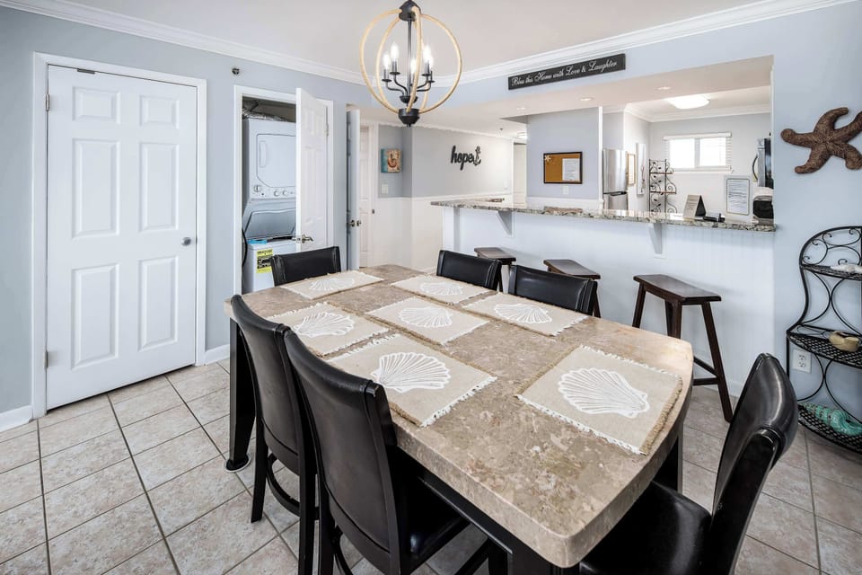 Dining are with seating for six