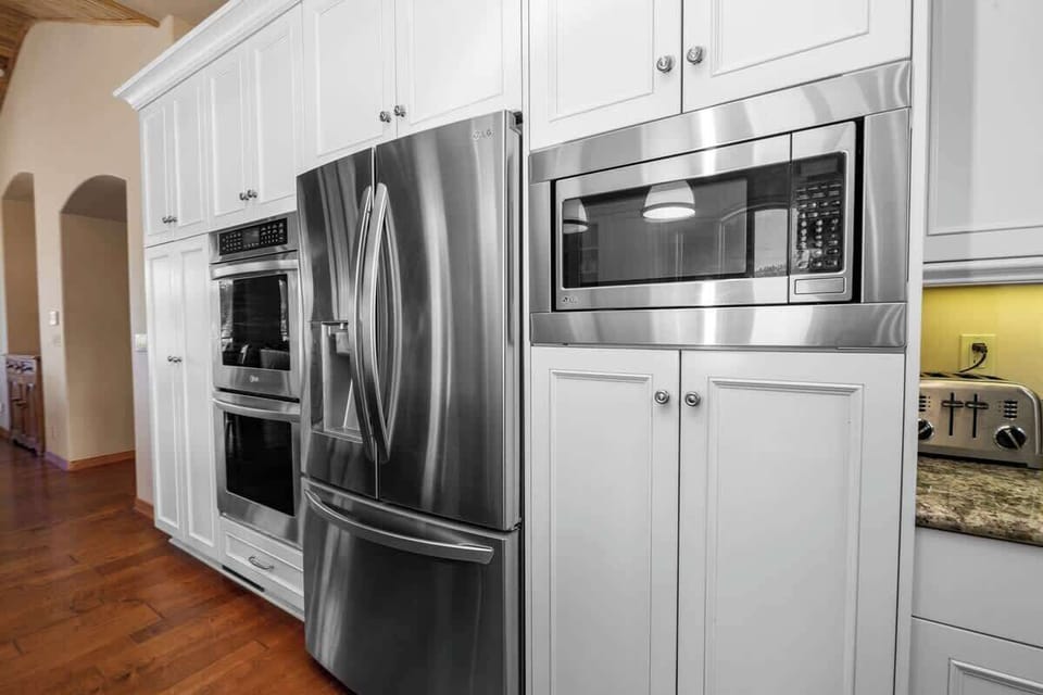 Full sized appliances. Fridge with ice maker. Double oven. 