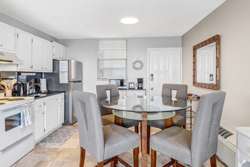 Four guests can dine at the dining table in the kitchen-living space.