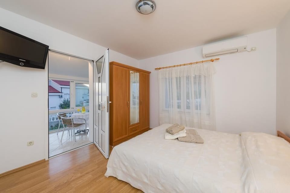 Bedroom of Podstrana luxury family villa with the king size bed and air-conditioning for vacation and rent