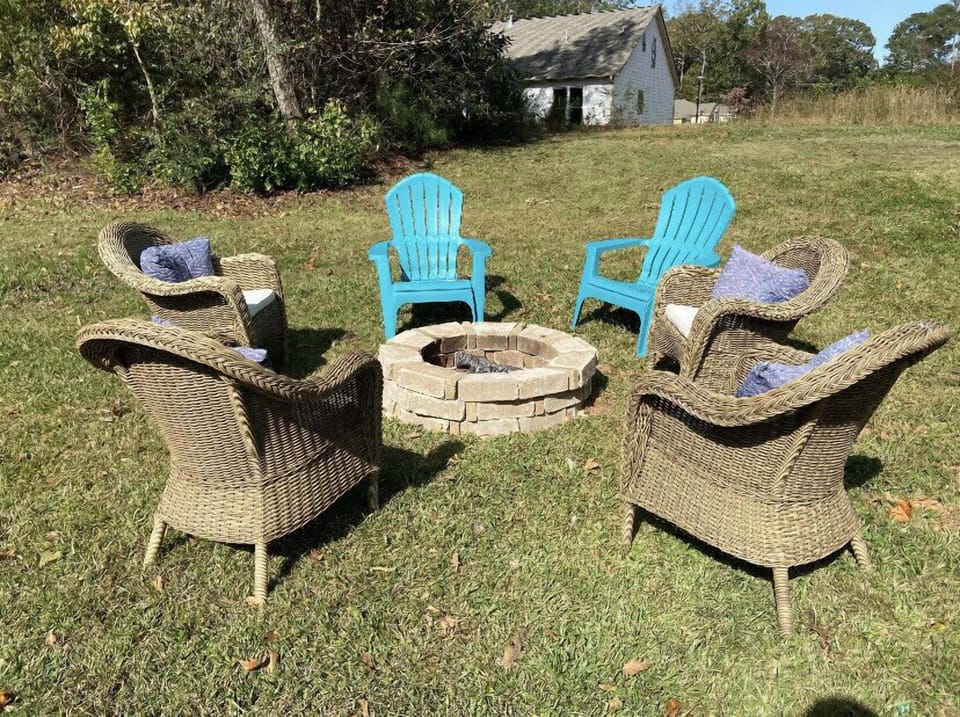 Fire pit, great for bonfires & roasting marshmallows 