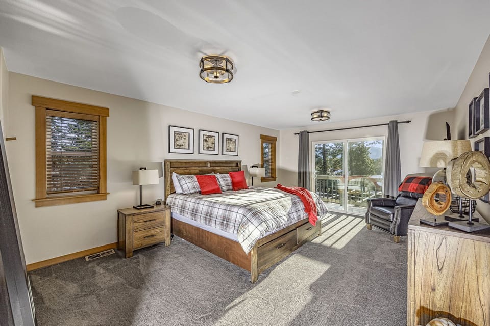 Middle Floor - Bedroom 1, Master Suite, Balcony View, King Size Bed + En Suite Bathroom