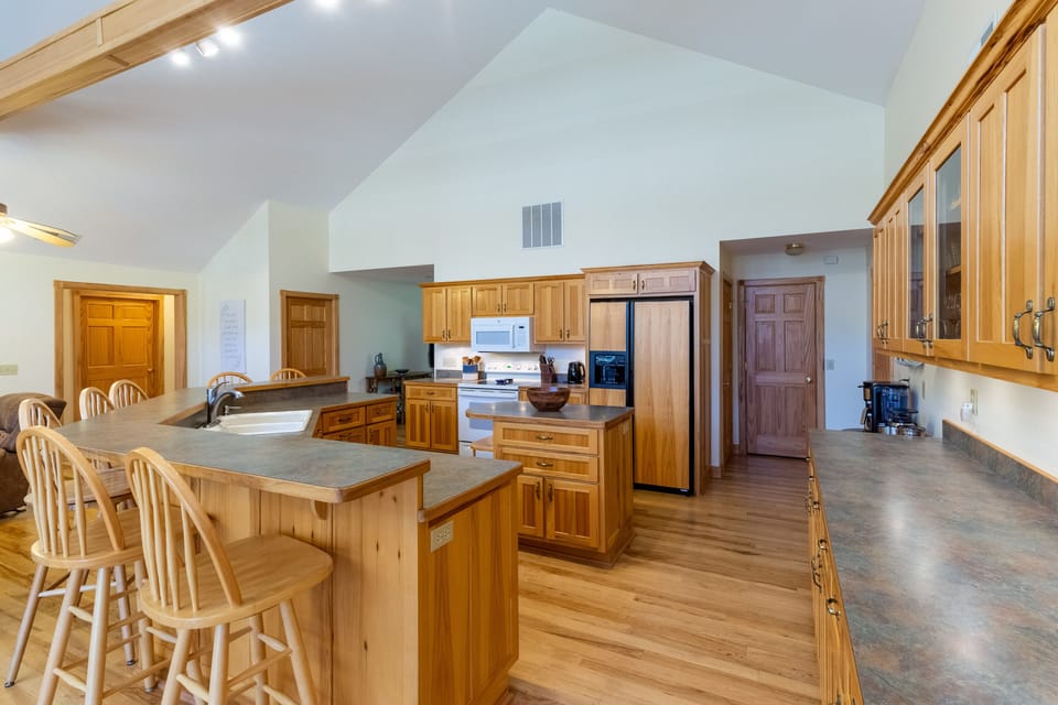 Kitchen - Kitchen with wrap around bar