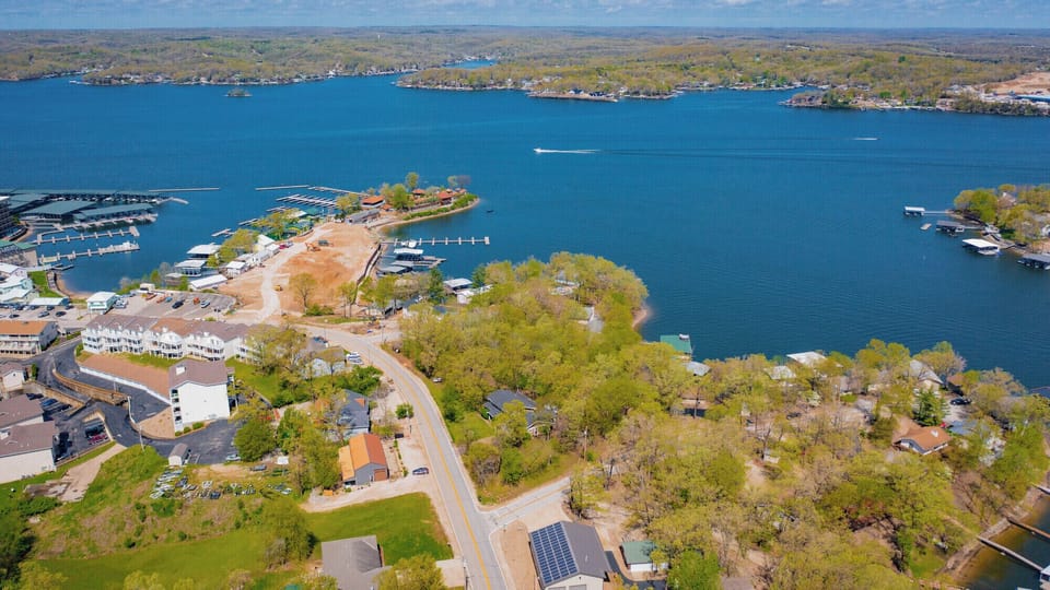 Right in the entertainment area, HOA dock, boat rentals on Sweet Willams