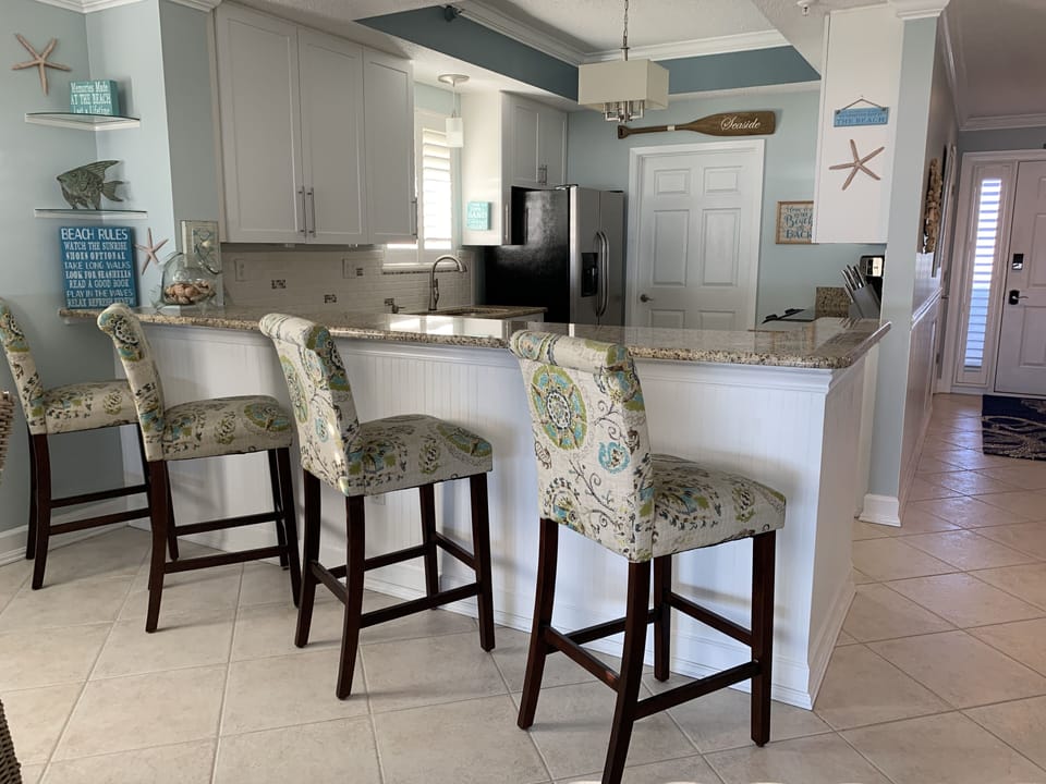 Large breakfast bar. 