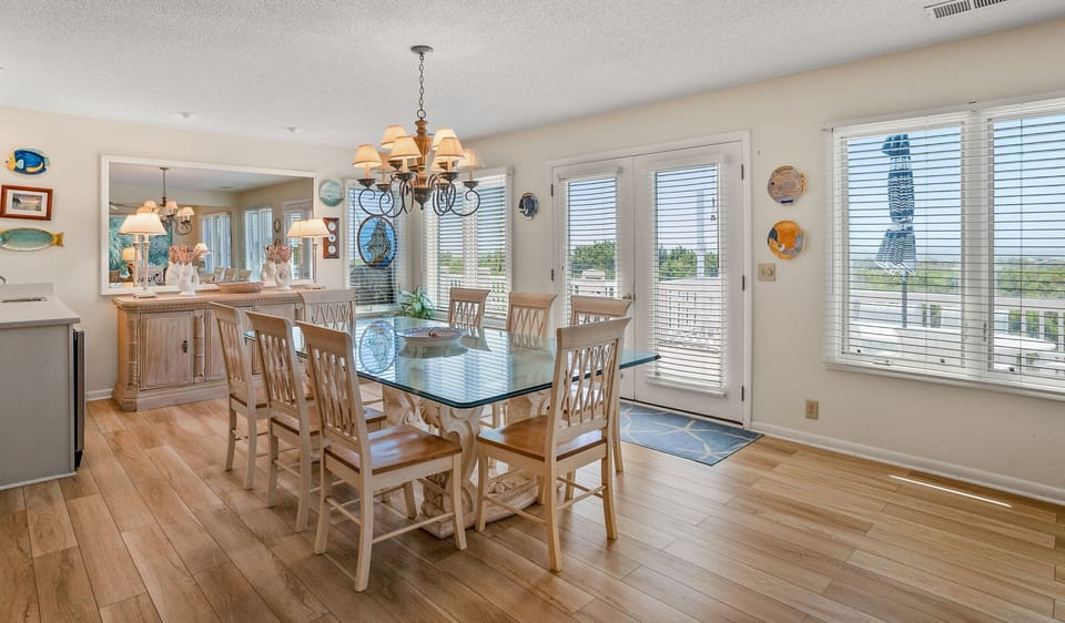 LOVE this dining room with an extra ice maker and bar set  up