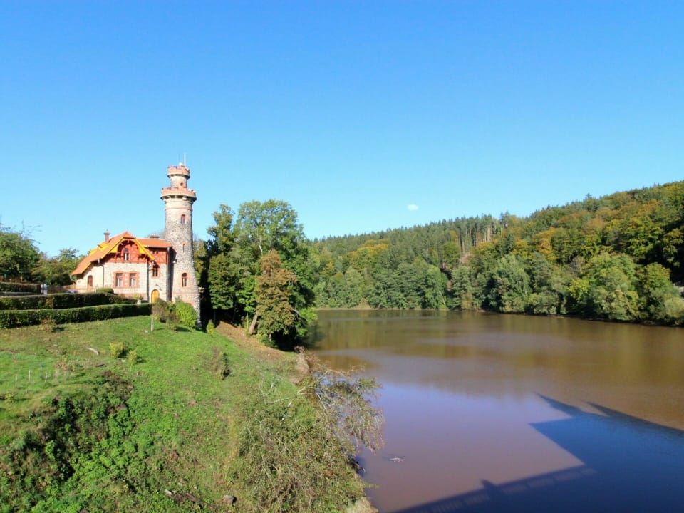 Sky, Water, Plant, Building, Tree, Natural Landscape, Lake, House, Watercourse, Landscape
