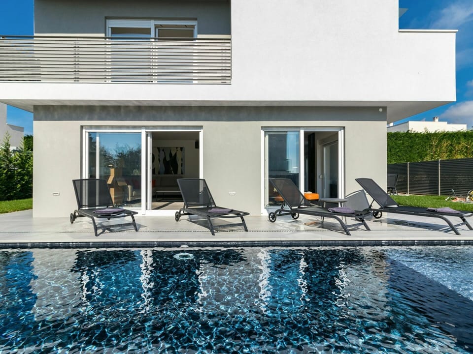 Property, House, Swimming Pool, Building, Home, Real Estate, Architecture, Sunlounger, Villa, Leisure