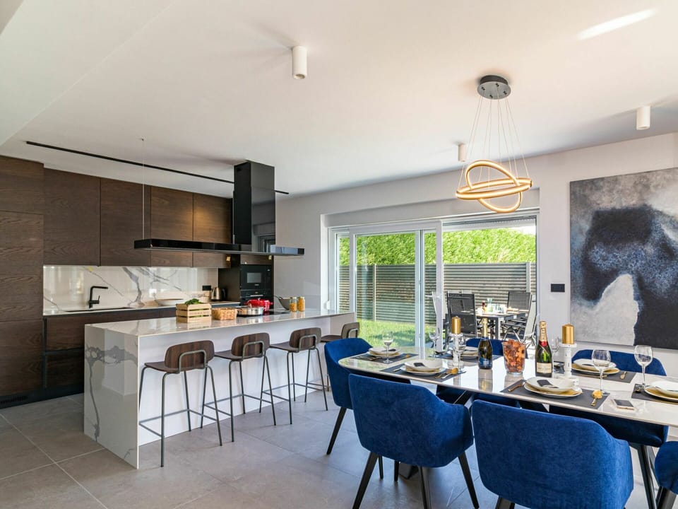 Room, Property, Furniture, Building, Interior Design, Kitchen, Dining Room, House, Table, Real Estate