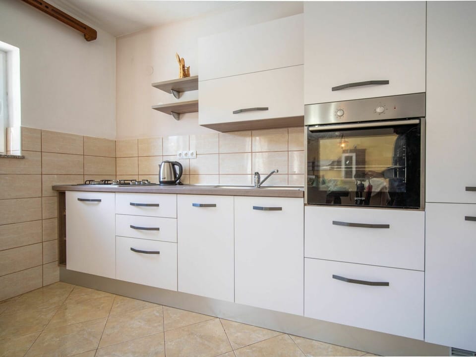 Property, Cabinetry, Room, Kitchen, Countertop, Furniture, Interior Design, Building, Drawer, Tile
