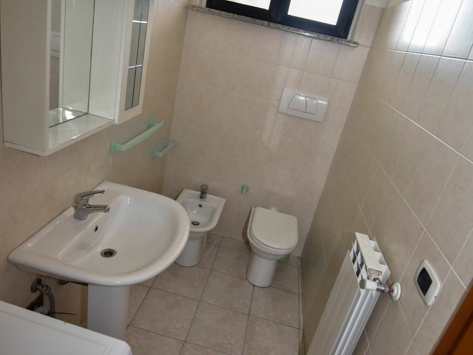 Bathroom, Property, Bathroom Sink, Toilet, Room, Plumbing Fixture, Wall, Tap, Bathroom Accessory, Sink