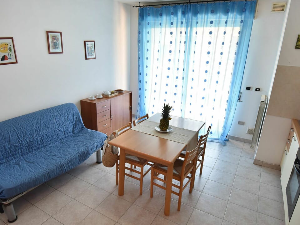 Room, Property, Furniture, Interior Design, Floor, Building, Table, Wall, Real Estate, House