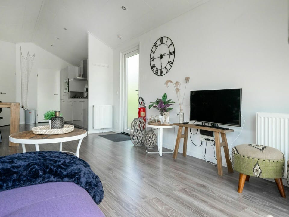 Room, Furniture, White, Interior Design, Property, Floor, Living Room, Wall, Wood Flooring, Building