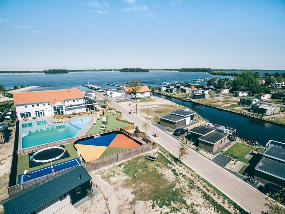 Water, Sky, Lake, Coastal And Oceanic Landforms, Plant, Urban Design, Building, Cloud, Residential Area, Dock