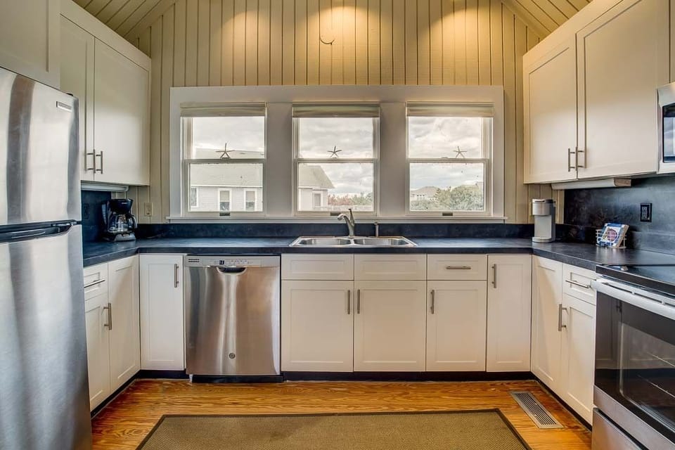 Top-Level Kitchen with Bar seats 4