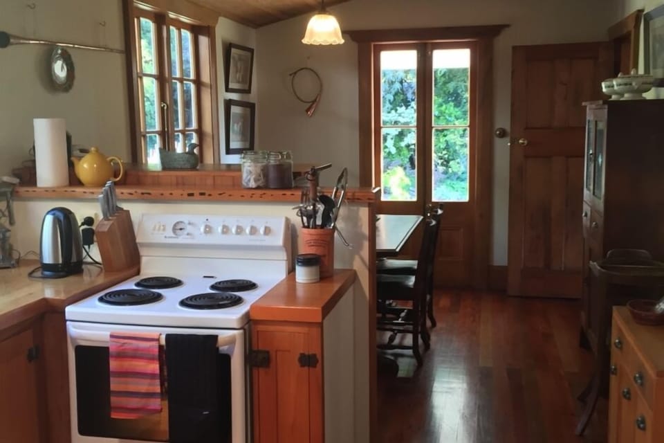 Kitchen and dining area.