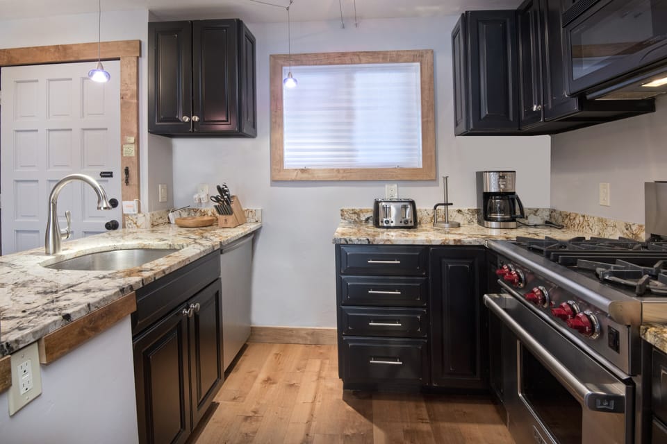 Kitchen with granite counter tops - Open Kitchen