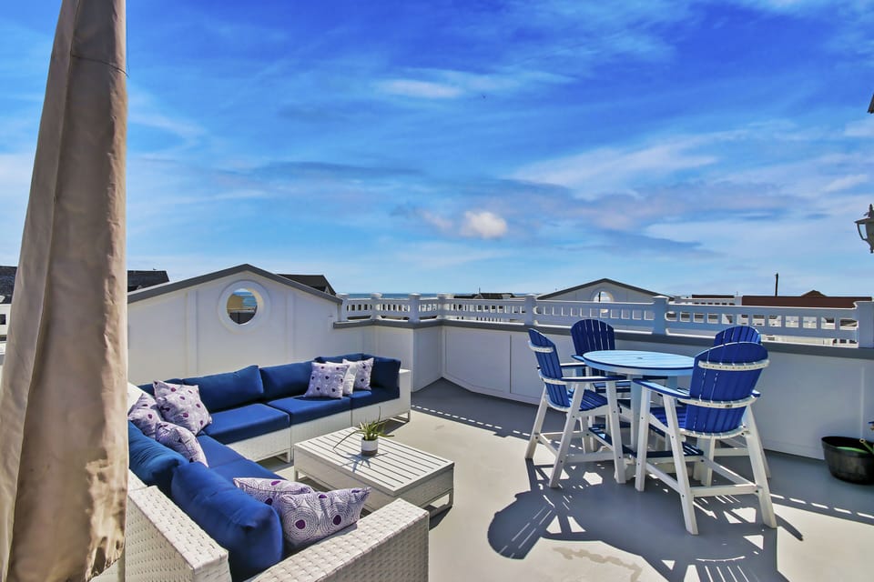 Private Rooftop Deck off Master Suite #1 Enjoy the views of the ocean /sunrise!