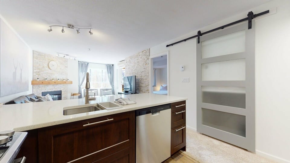 From breakfast to après-ski snacks, this kitchen has you covered.