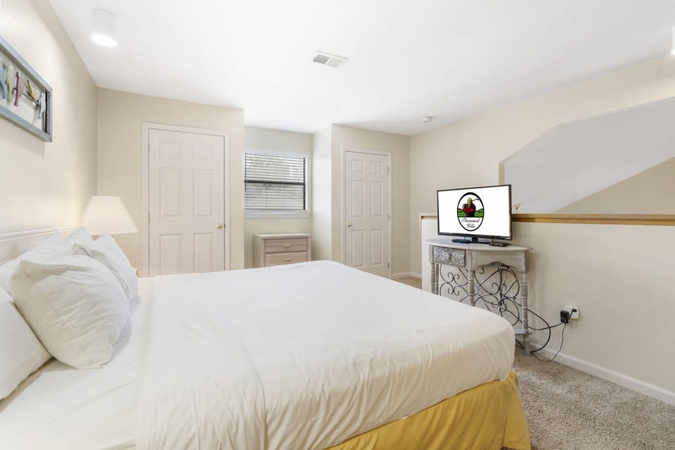 Guest Bedroom-Upstairs Loft-Cable TV