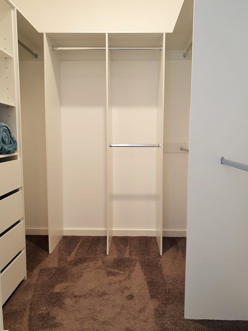 Master Bed - Walk in robe