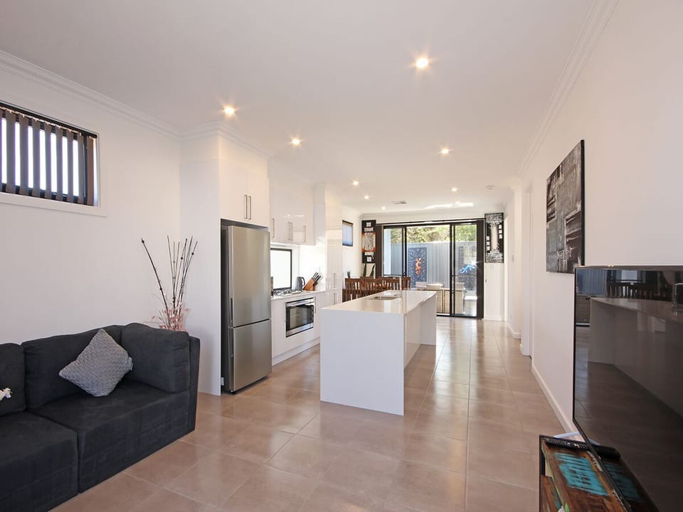 Lounge & Kitchen